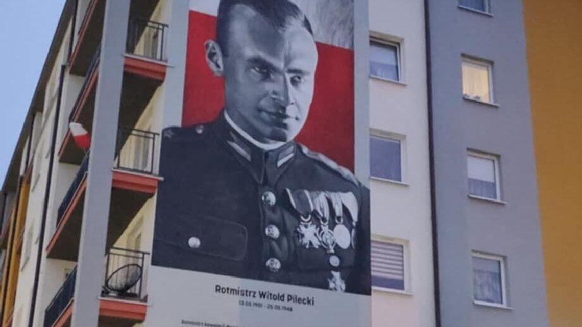 Rotmistrz Pilecki patrzy ze ściany bloku Rotmistrz Pilecki patrzy ze ściany bloku