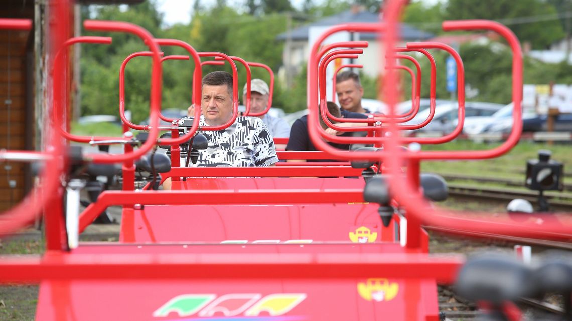 Rowerem po szynach, czyli nowe drezyny rowerowe Nadwiślańskiej Kolejki Wąskotorowej [zdjęcia]