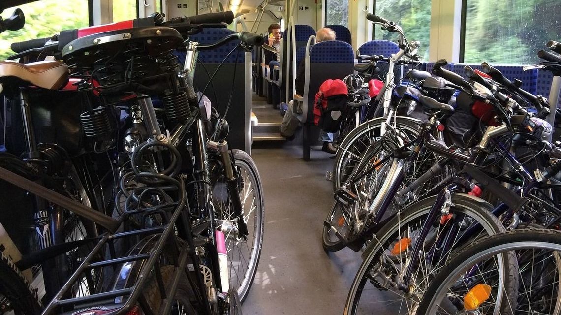 Rowerzyści chcą więcej miejsc na rowery w pociągach. Co na to PKP Intercity?