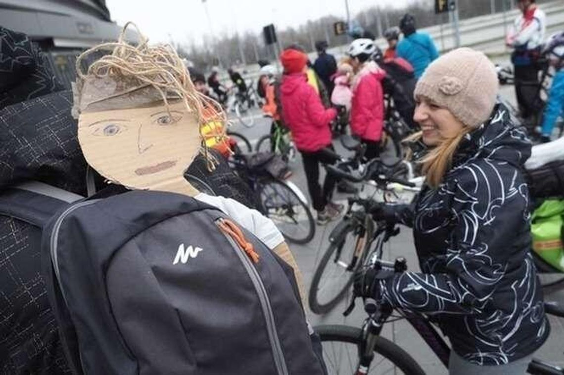 Rowerzyści pożegnali zimę. Pojechali z Marzannami nad zalew