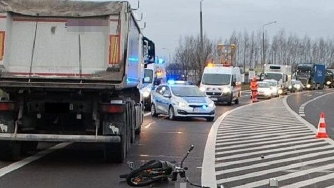 Rowerzysta chciał skręcić w lewo i wjechał wprost pod ciężarówkę Rowerzysta chciał skręcić w lewo i wjechał wprost pod ciężarówkę