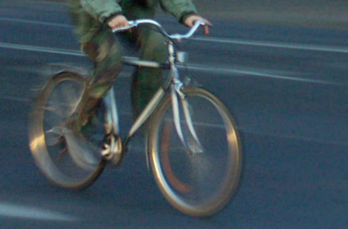 Rowerzysta nie przejmuje się policjantami. Ma zakaz, ale jeździ