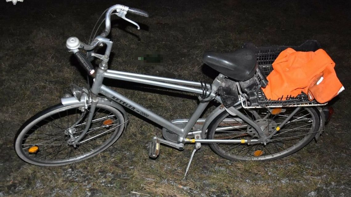 Rowerzysta potrącony przez ciężarówkę podczas wyprzedzania