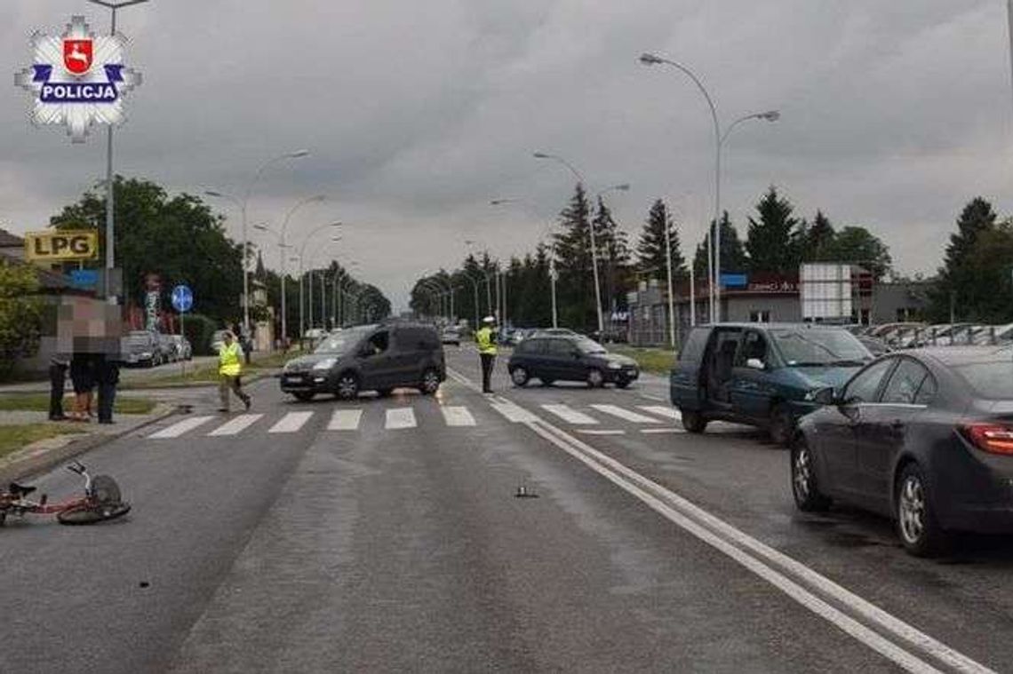 Rowerzysta przejeżdżał przez przejście. Potrącił go samochód Rowerzysta przejeżdżał przez przejście. Potrącił go samochód