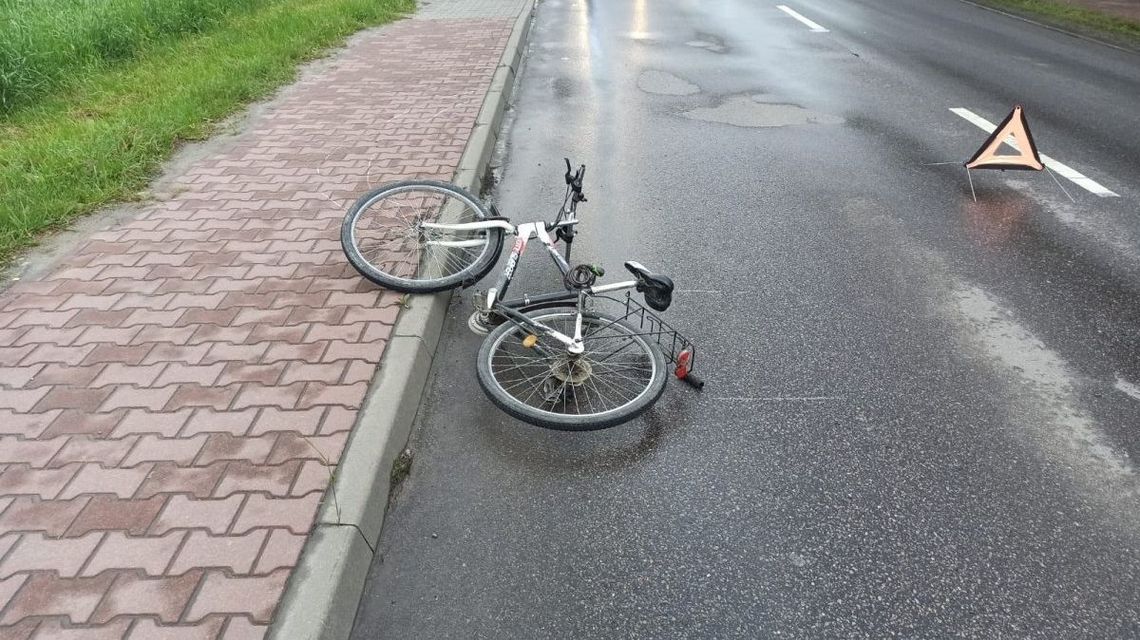Rowerzysta źle zaczął dzień. Wjechał pod samochód Rowerzysta źle zaczął dzień. Wjechał pod samochód