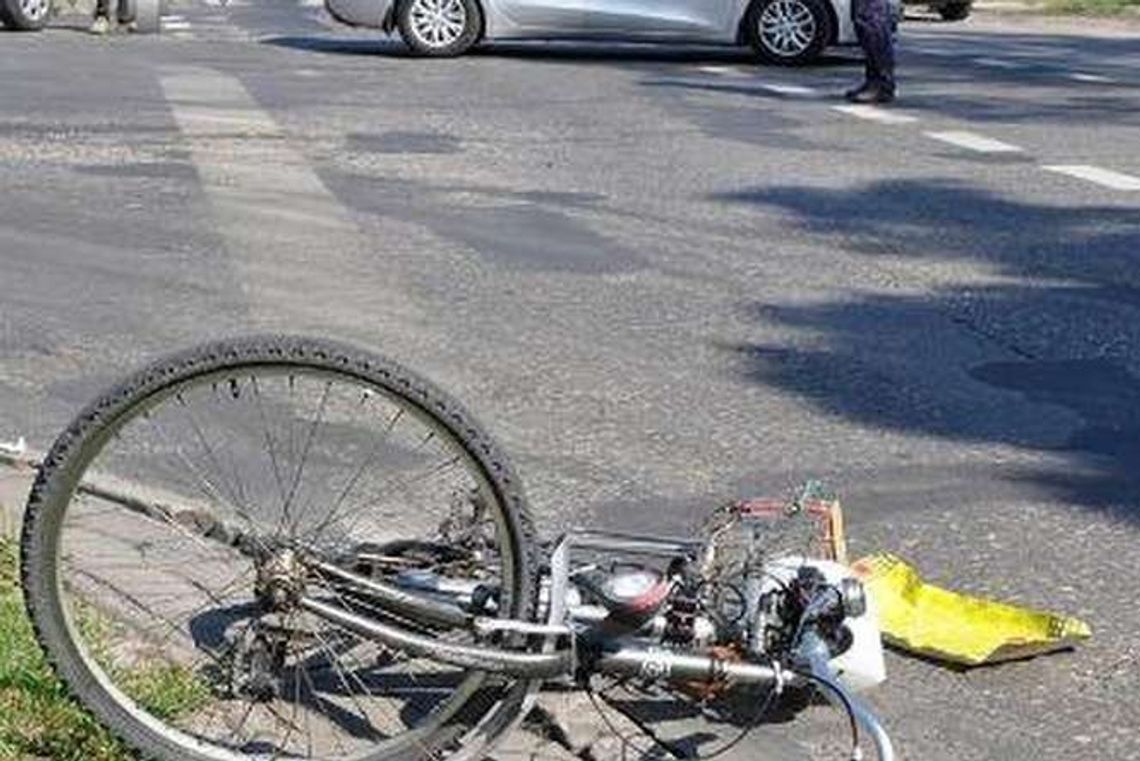 Rowerzysta zlekceważył znak "STOP". Trafił do szpitala Rowerzysta zlekceważył znak "STOP". Trafił do szpitala