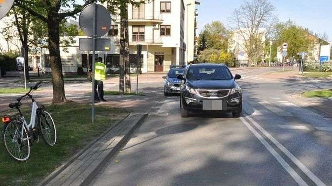 Rowerzystka przejeżdżała przez przejście. Potrącił ją samochód 