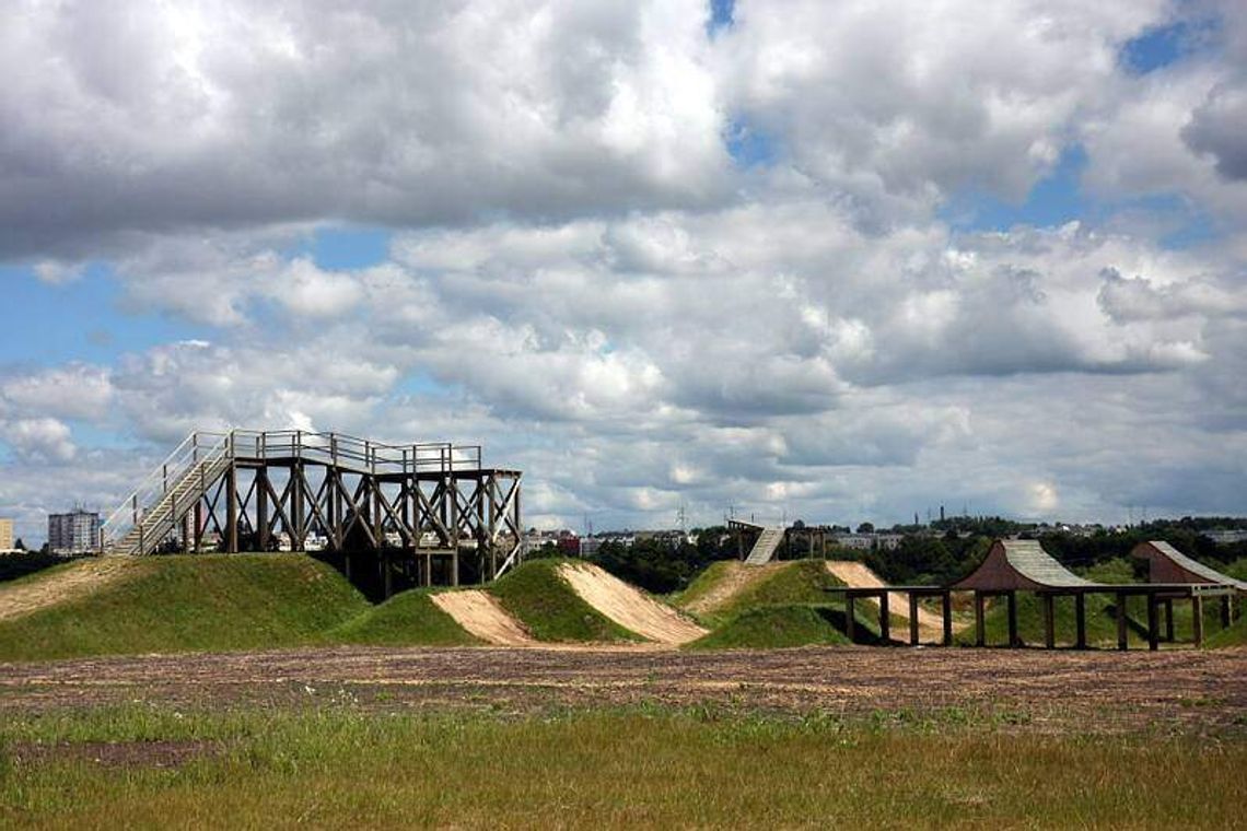 Rowerzystom zabroniono wjeżdżać na tor, bo zniszczą. Ale samochody mogą