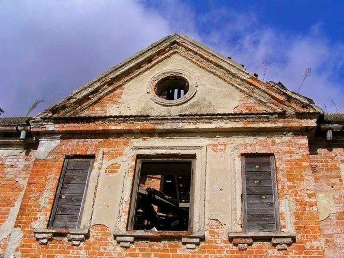 Różanka: Zabytek w ruinie. Czy jest szansa na ratunek dla oficyny?