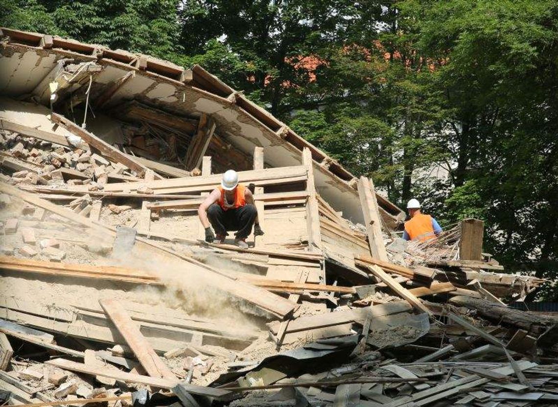 Rozbierają budynki w centrum. Biurowiec stanie na miejscu Tektury