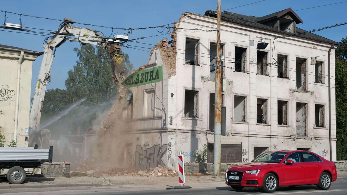 Rozbierają kamienice koło Gali w Lublinie. Ulica Fabryczna zwężona