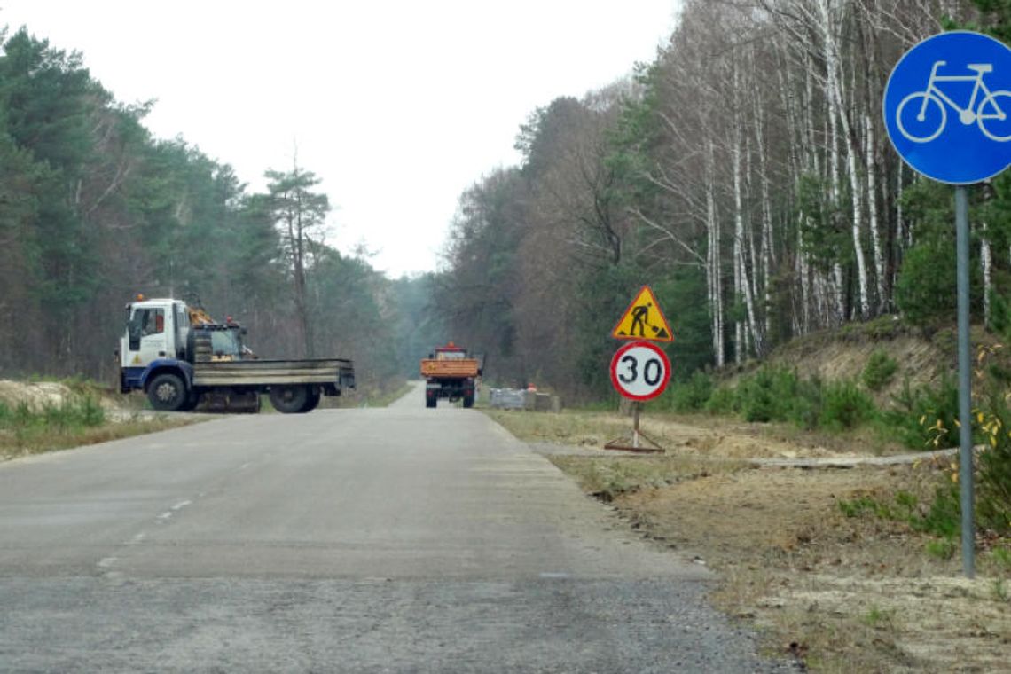 Rozbierają ścieżkę, bo kradną kostkę Rozbierają ścieżkę, bo kradną kostkę