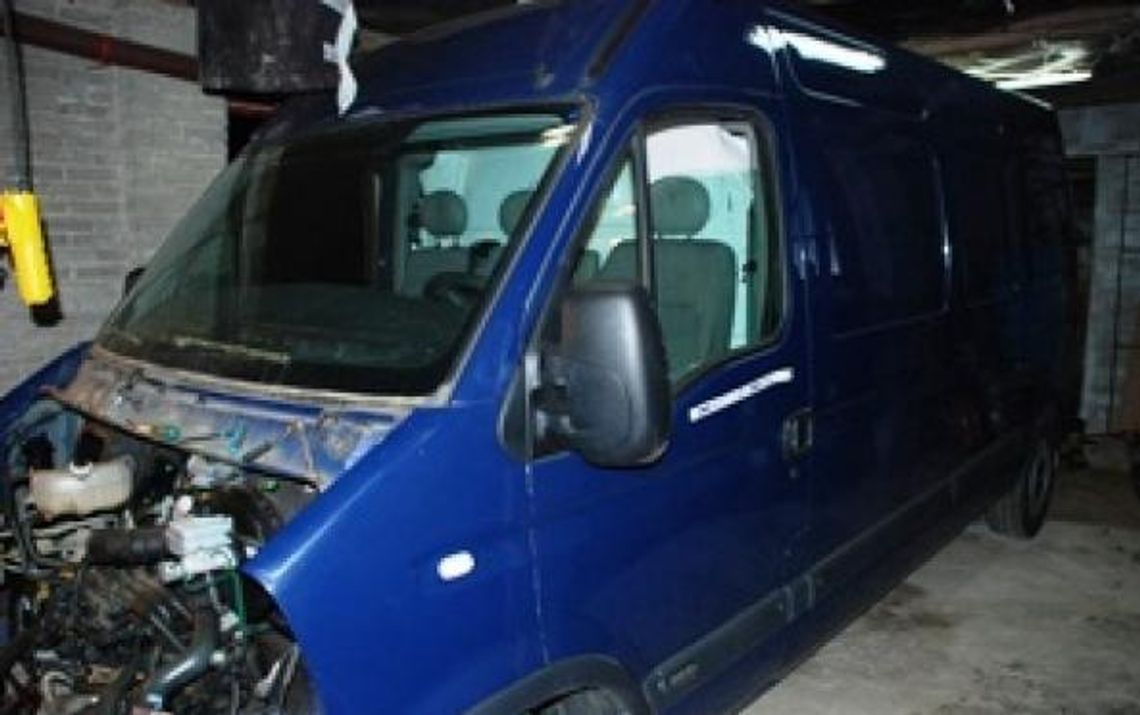 Rozbierali ukradzionego opla. Wpadli na gorącym uczynku