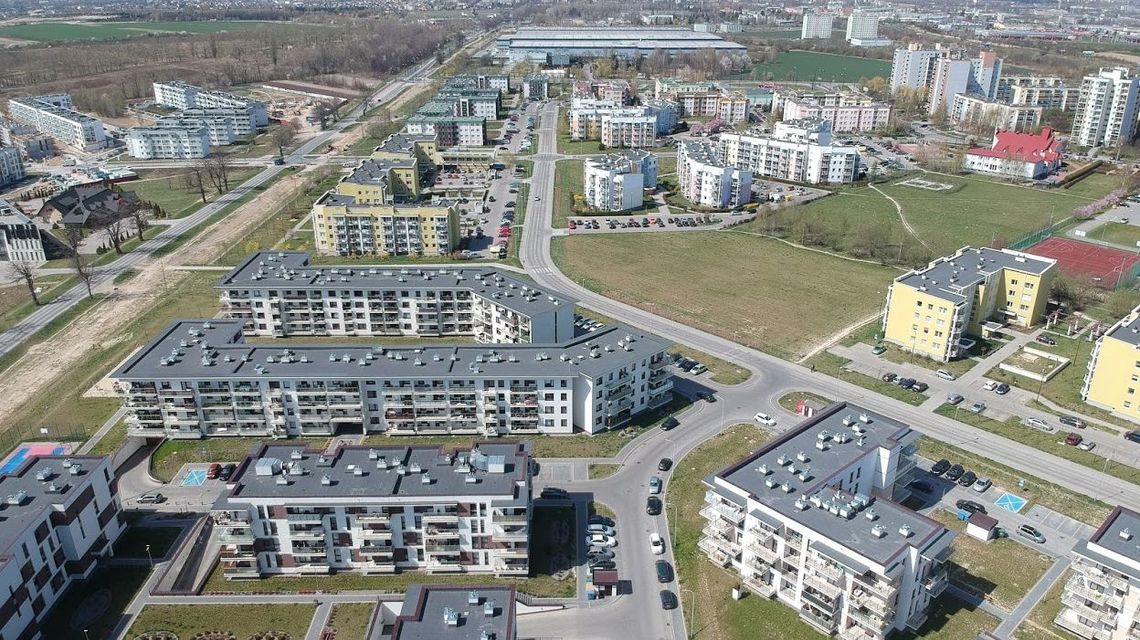 Rozbił dwa samochody na Felinie i spokojnie poszedł po piwo. Wszystko z balkonu widziała policjantka