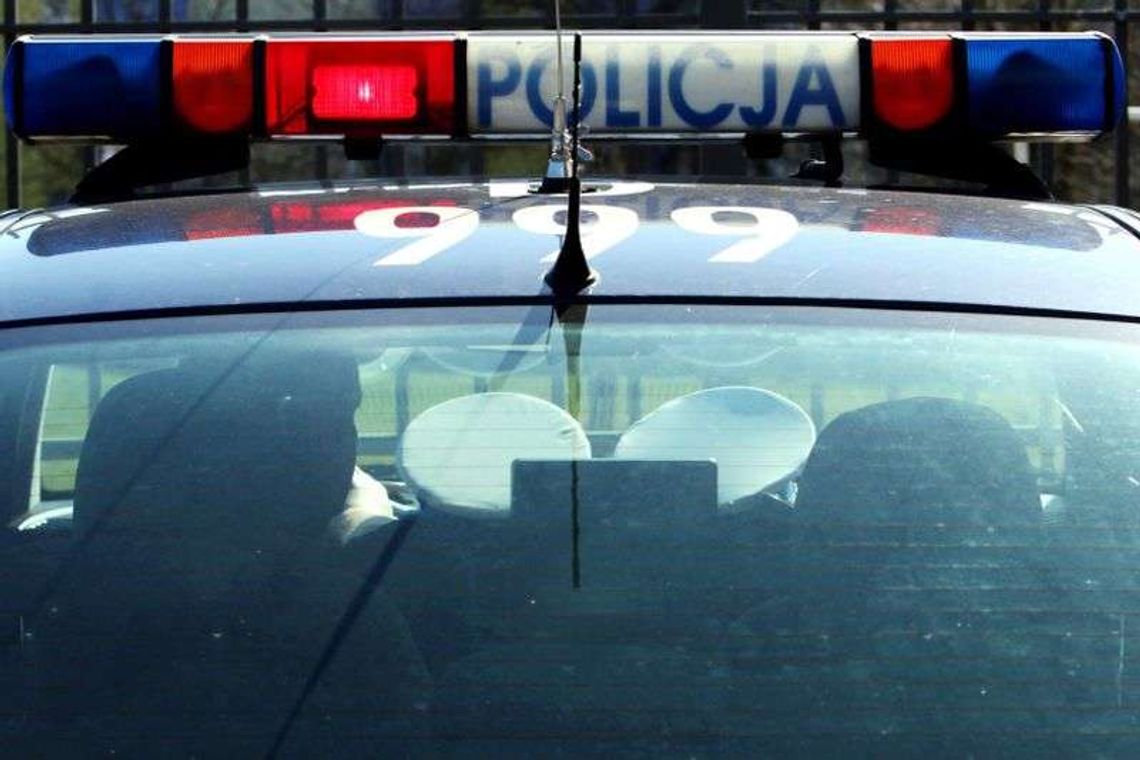 Rozbił kapliczkę i zasnął w polu. Był pijany