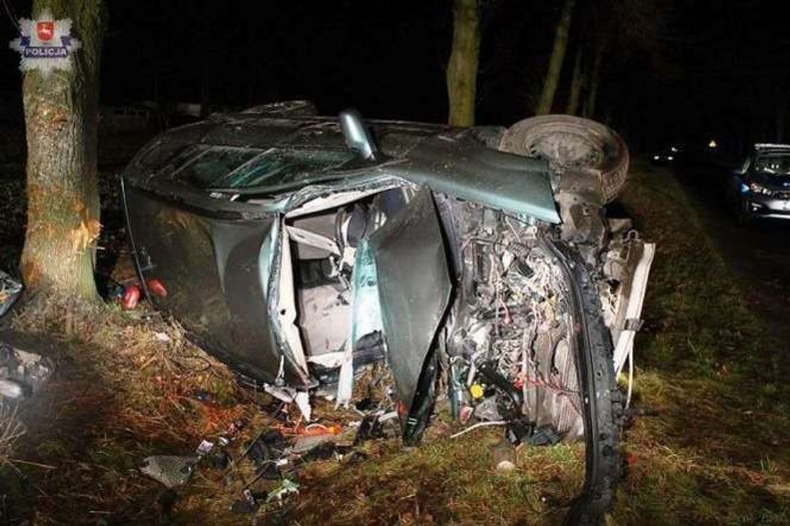 Rozbił samochód na drzewie. Dwie osoby w szpitalu