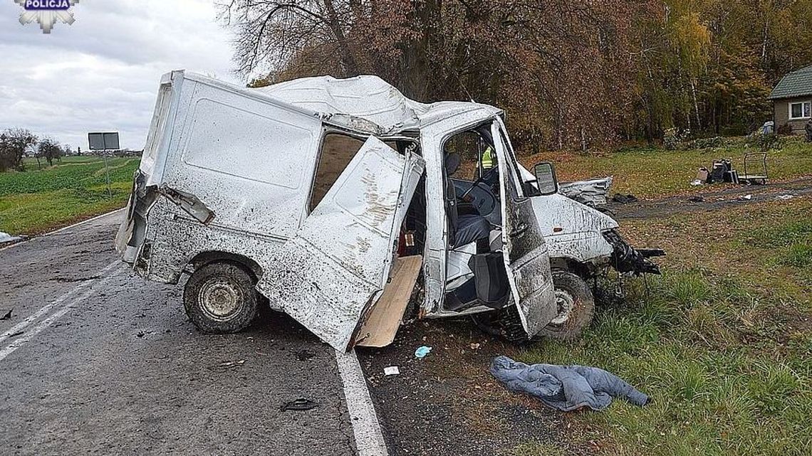 Rozbił samochód na drzewie i wypadł z auta. Kierowca w bardzo ciężkim stanie Rozbił samochód na drzewie i wypadł z auta. Kierowca w bardzo ciężkim stanie