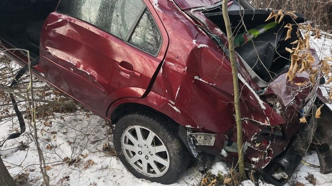 Rozbił samochód na drzewie. Z poważnymi obrażeniami trafił do szpitala