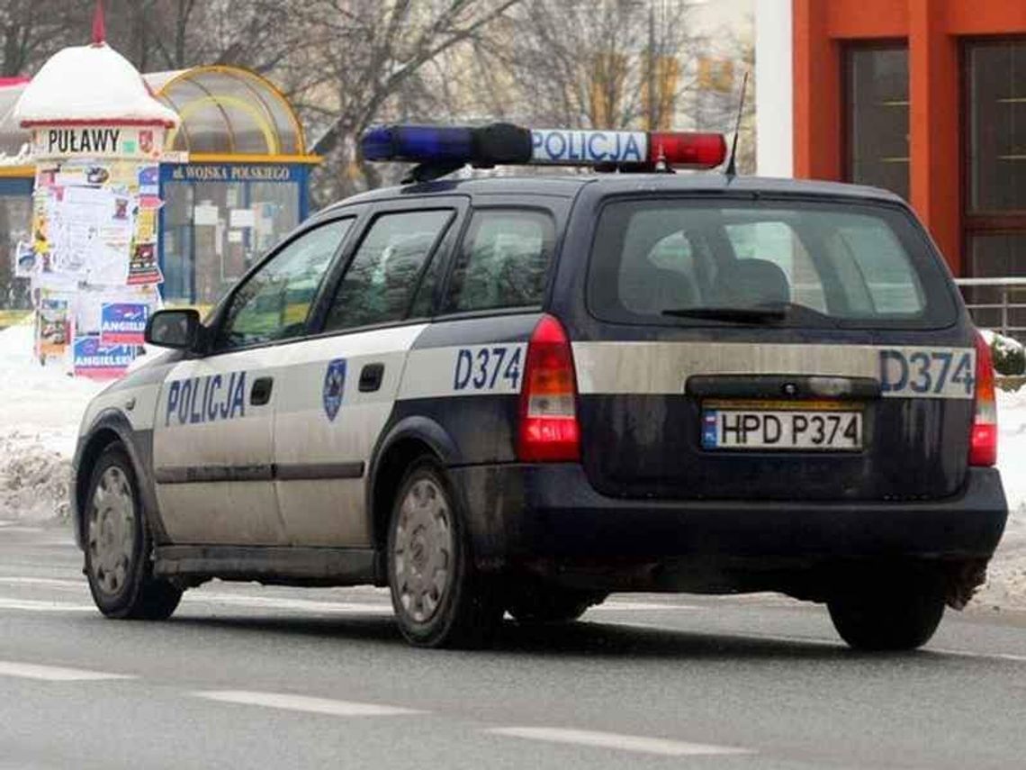 Rozbił samochód. Poprosił policjantów o podwiezienie