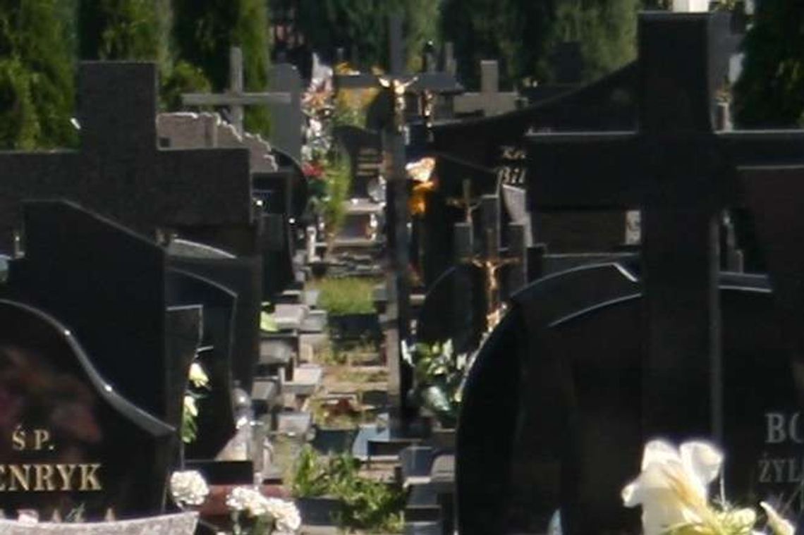 Rozbił się samochodem na cmentarzu. Zniszczył trzy nagrobki Rozbił się samochodem na cmentarzu. Zniszczył trzy nagrobki