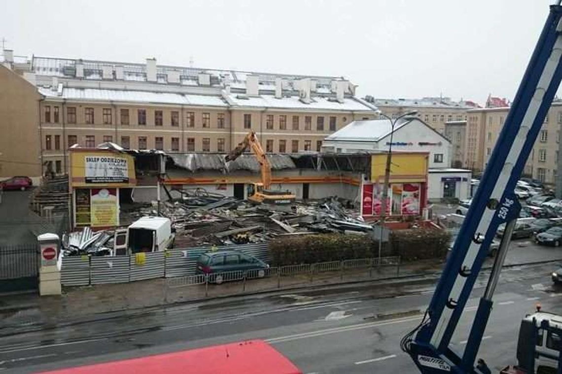 Rozbiórka popularnego sklepu w centrum Lublina. Został gruz i blacha [wideo]