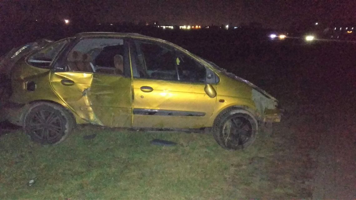 Rozbity samochód od kilku dni stoi na przedmieściach Chełma. Co stało się z kierowcą?