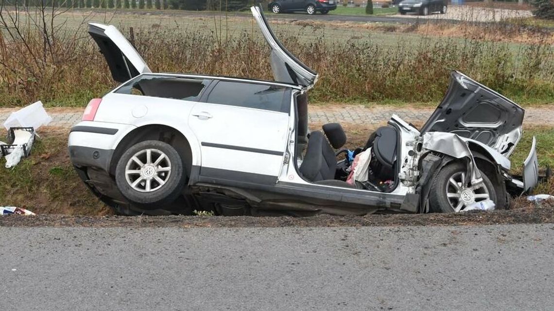 Rozbity VW z urwanym dachem. Policja: „zbyt duża prędkość”
