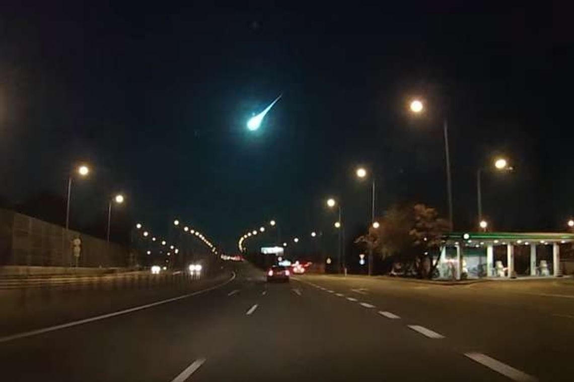 Rozbłysk na niebie. Potężny meteor w atmosferze (wideo) Rozbłysk na niebie. Potężny meteor w atmosferze (wideo)