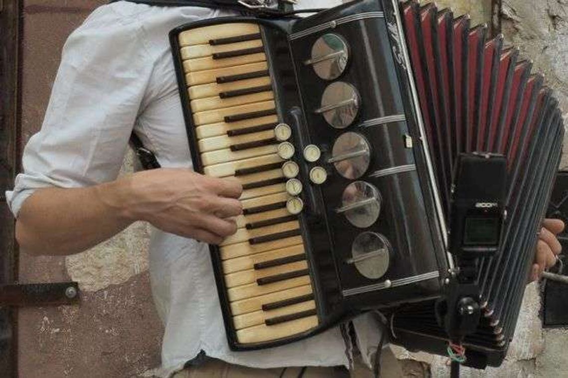 Rozbój na ulicznym muzyku