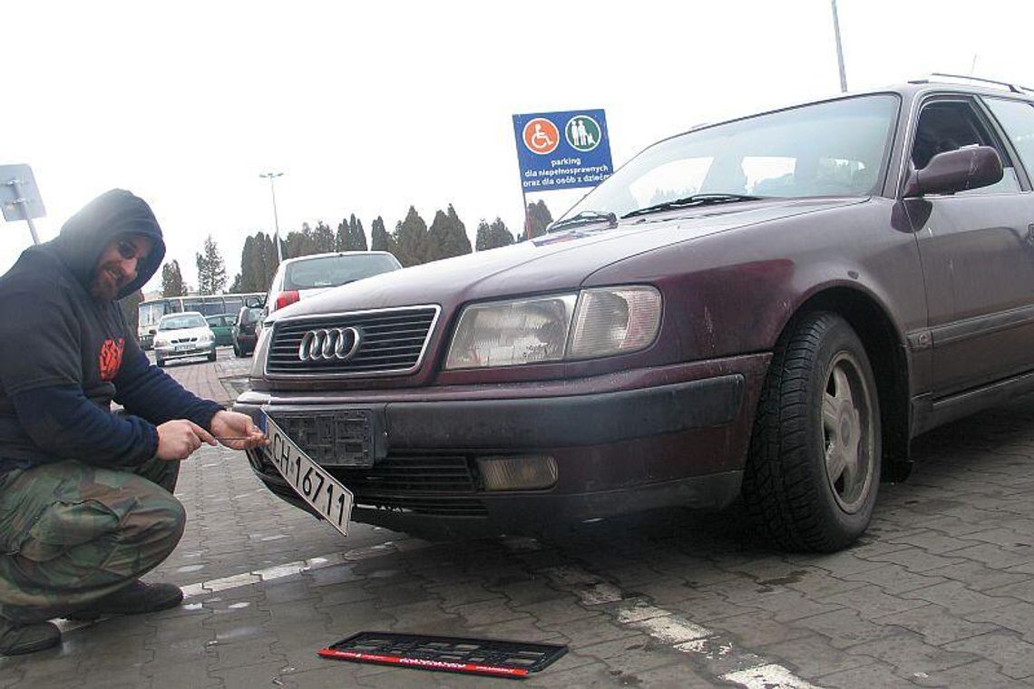 Rozdajemy ramki do tablic \"Lubelskie\". Dziś w Puławach