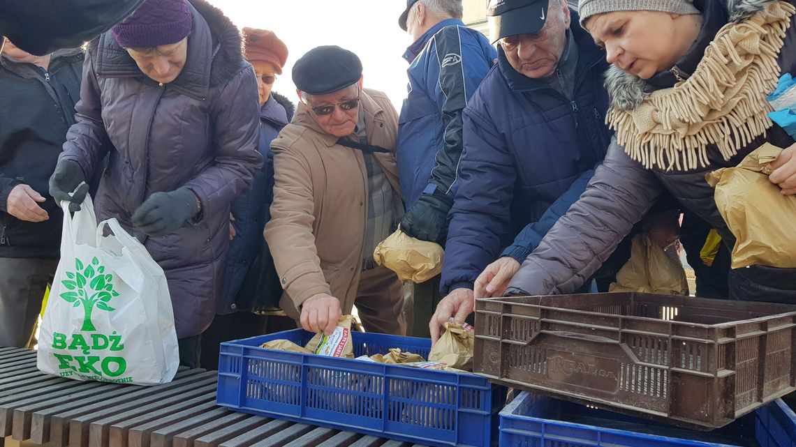 Rozdawali jabłka na placu Litewskim. Znikały błyskawicznie [wideo]
