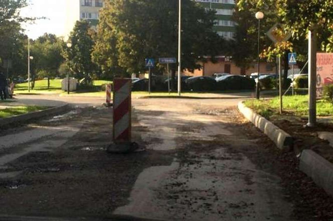 Rozgrzebali ul. Romantyczną, prace stoją w miejscu. Miasto prosi drogowców o zwiększenie tempa