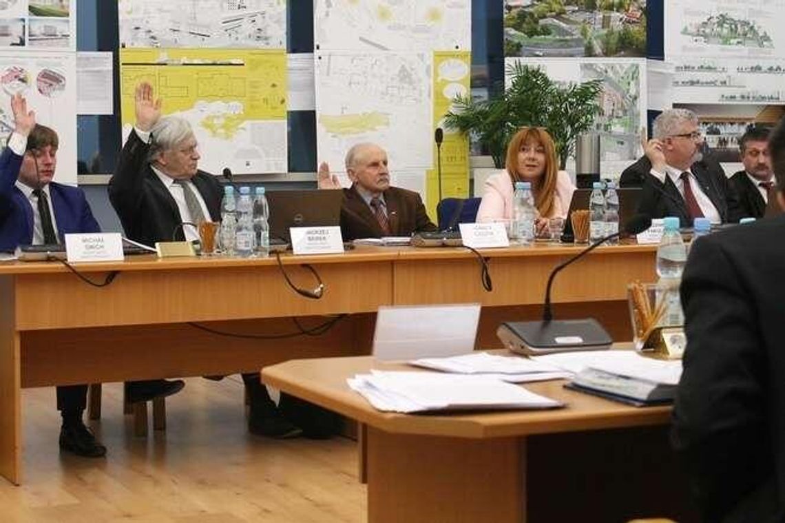 Rozłam w PiS. Przez majstrowanie przy okręgach przed wyborami Rozłam w PiS. Przez majstrowanie przy okręgach przed wyborami