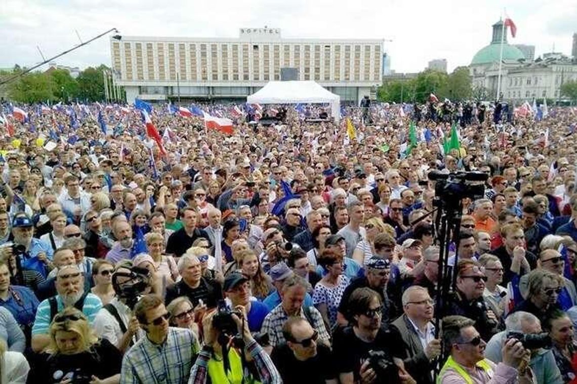 Różnice w szacunkach liczby uczestników marszu KOD