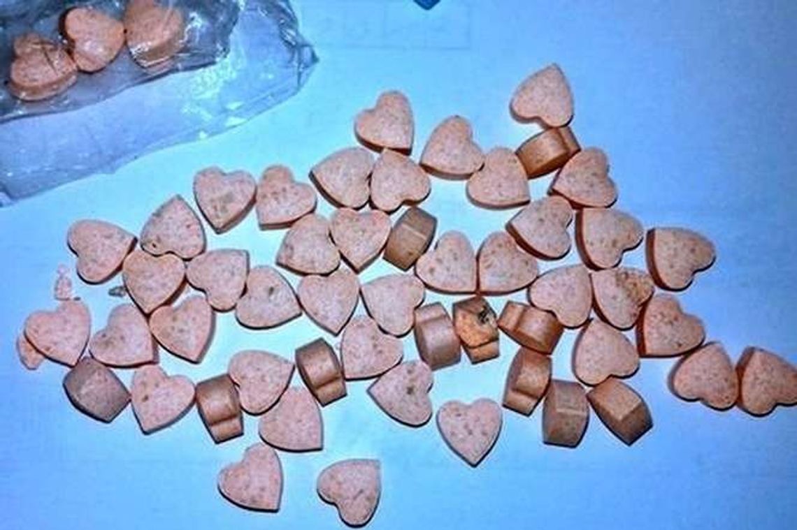 Różowe tabletki w kształcie serca. Właściciel będzie miał problem