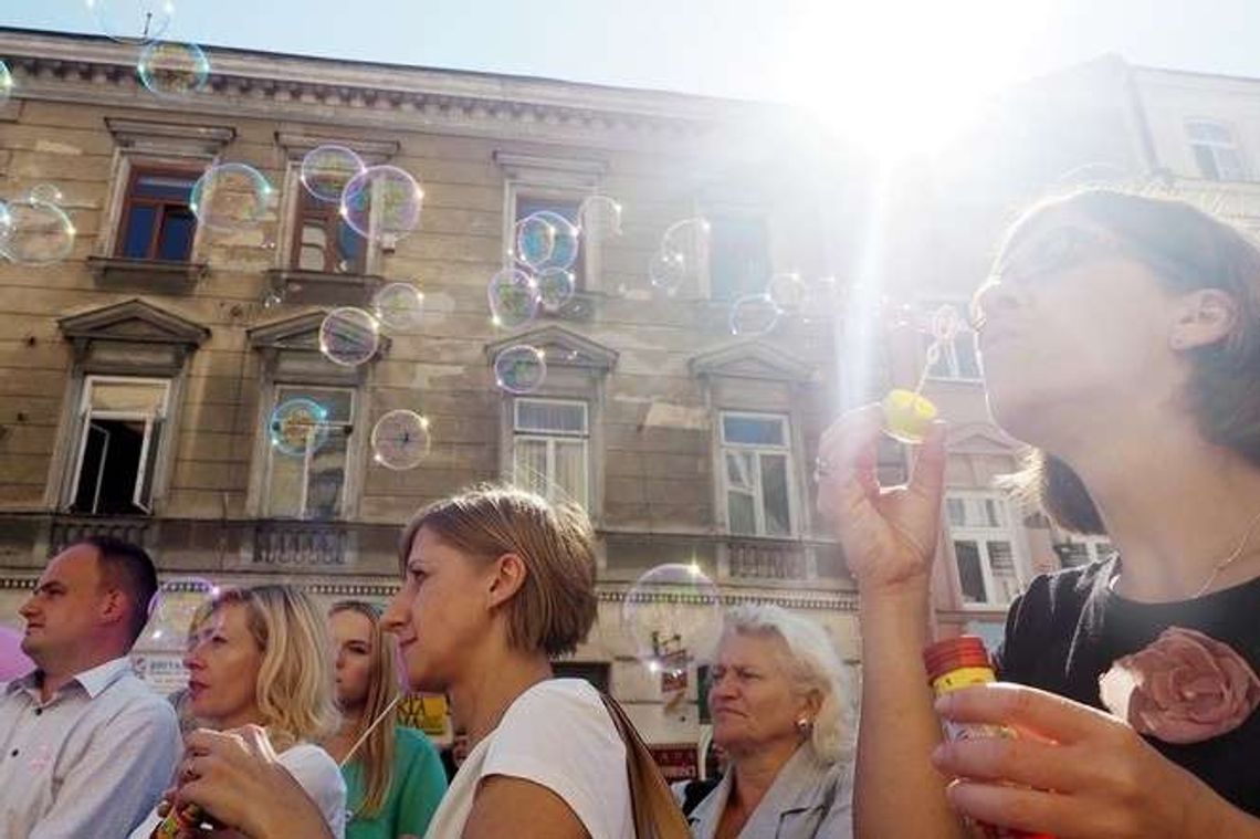 Różowe wstążki i baloniki. Kobiety mówią o czymś bardzo ważnym Różowe wstążki i baloniki. Kobiety mówią o czymś bardzo ważnym