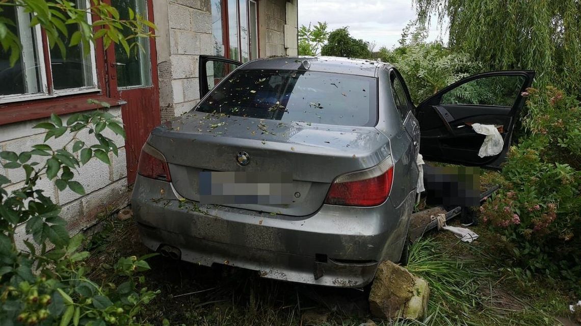 Rozozpędzone BMW staranowało ogrodzenie i wjechało na posesję. W środku czterech nietrzeźwych mężczyzn Rozozpędzone BMW staranowało ogrodzenie i wjechało na posesję. W środku czterech nietrzeźwych mężczyzn