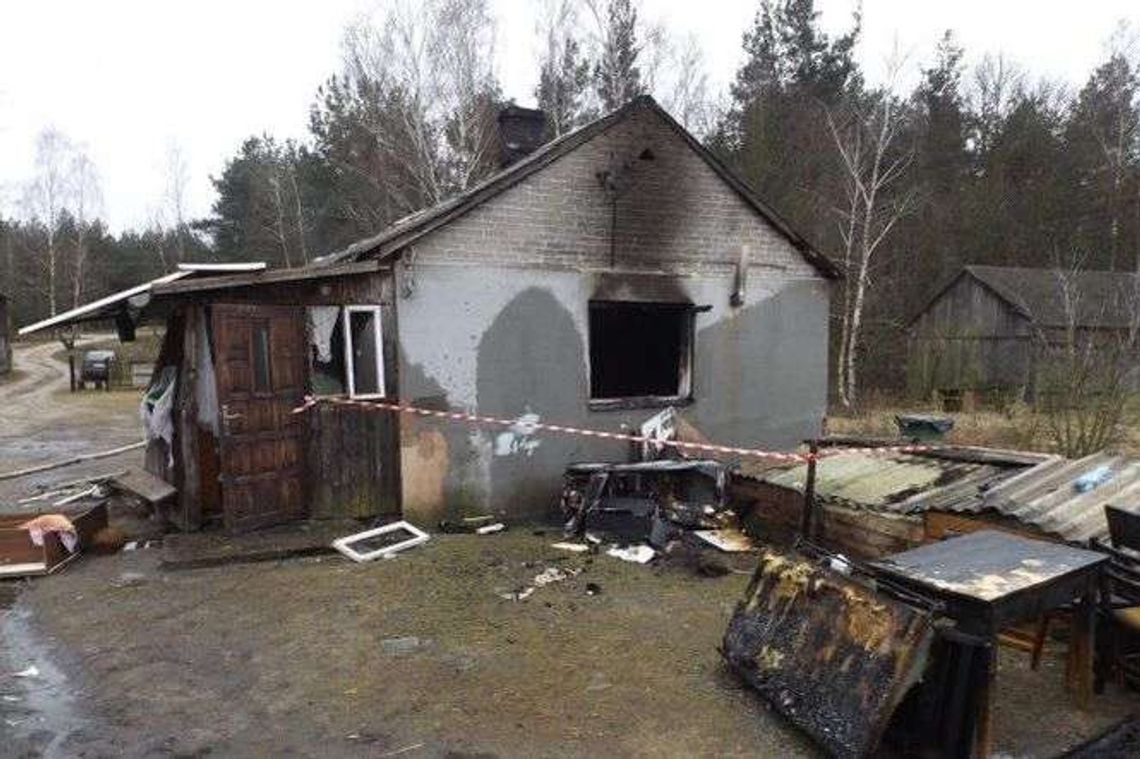 Rozpalał w piecu, doszło do wybuchu gazu. 59-latek trafił do szpitala. Budynek spłonął