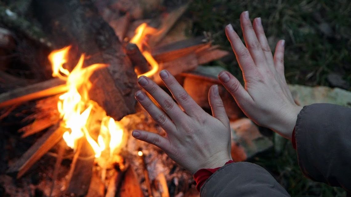 Rozpalili ognisko pod szkołą w Chełmie. Spotkali się, mimo zakazu zgromadzeń
