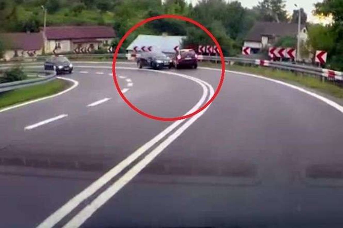 Rozpędzona honda nie wyrabia się na zakręcie. Uderza w skodę [wideo]