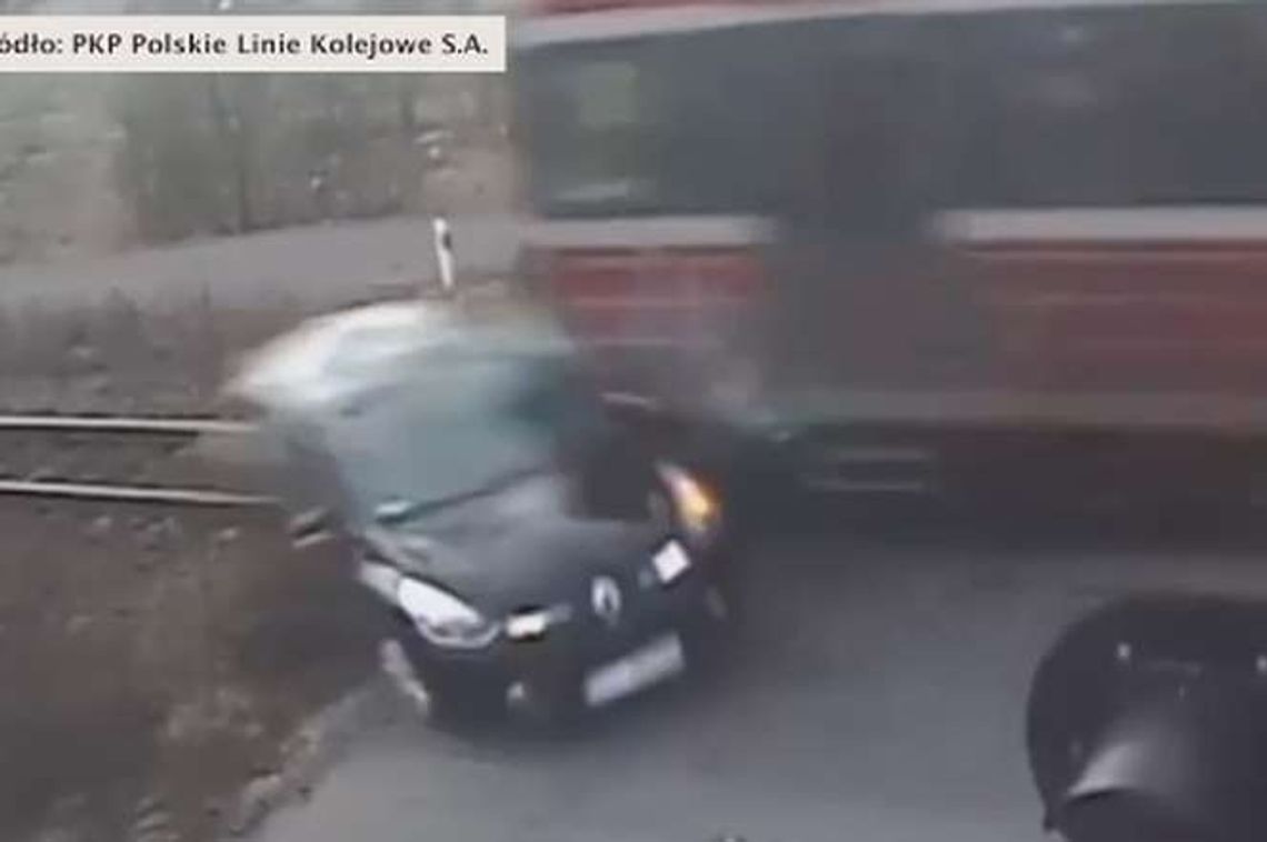 Rozpędzony pociąg zmiótł samochód z torów. Kierowca w szpitalu