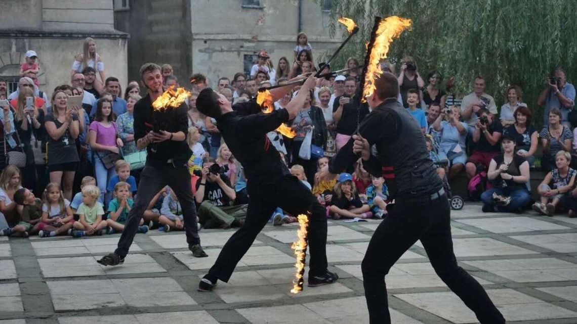 Rozpoczął się Carnaval Sztukmistrzów. Pogoda nie odstraszyła widzów [zdjęcia]