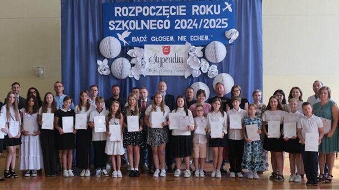 Rozpoczęli rok szkolny i… dostali stypendia od wójta Rozpoczęli rok szkolny i… dostali stypendia od wójta