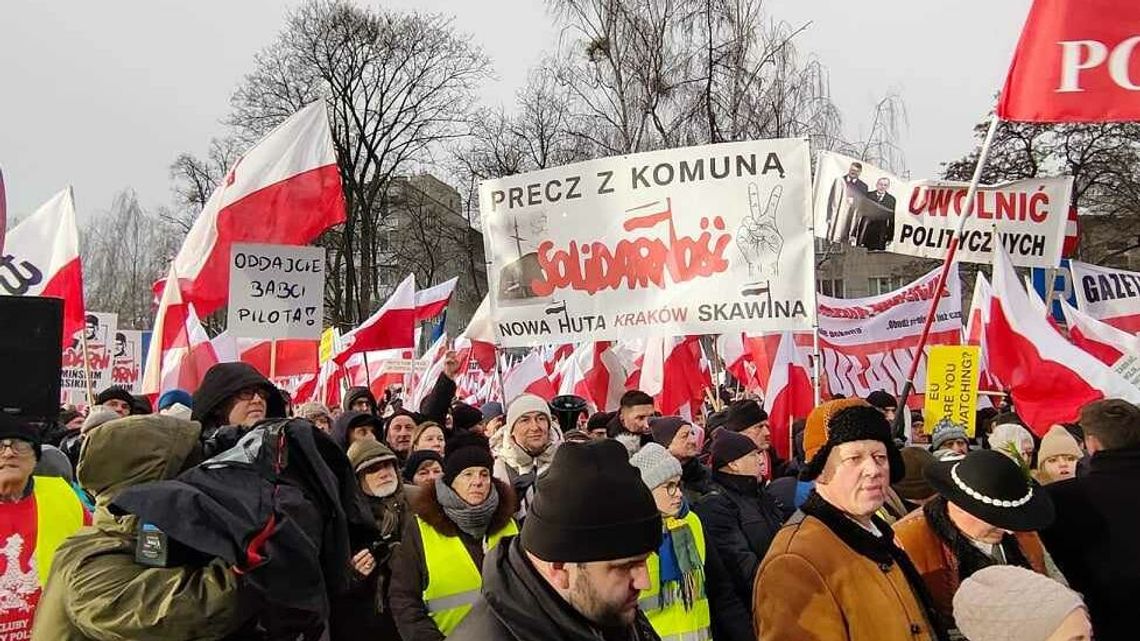 Rozpoczyna się demonstracja w Warszawie. Tłumy przed sejmem