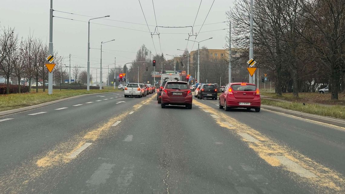 Rozsypane zboże na ruchliwych ulicach Lublina. Może być ślisko