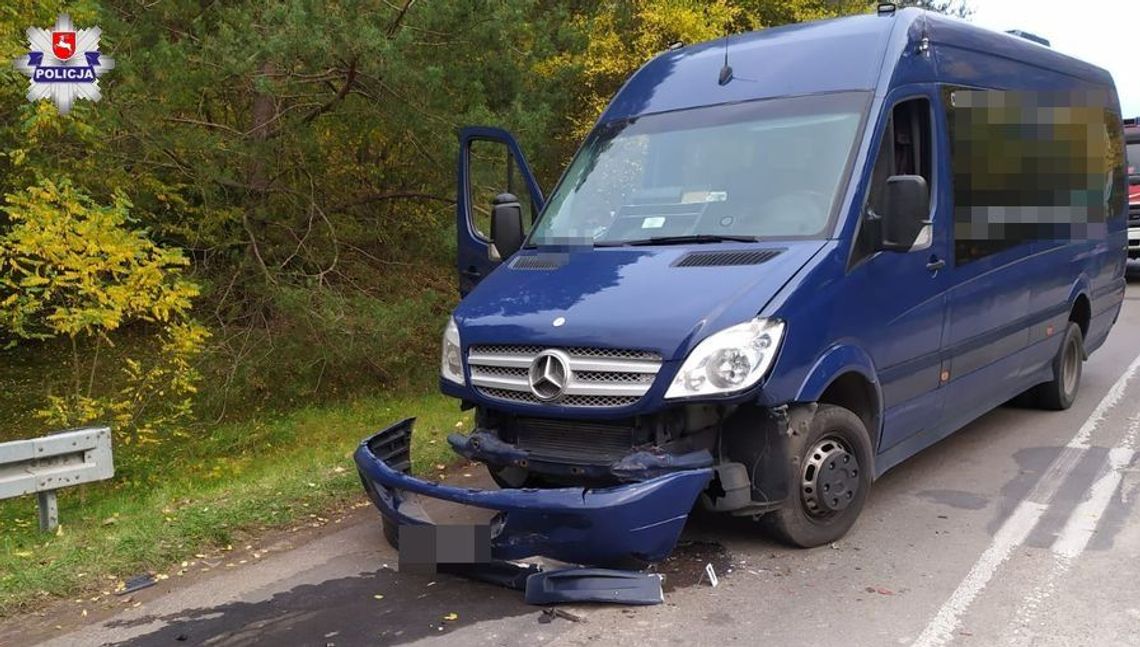 Ruch wahadłowy, kierująca toyotą wjeżdża na czerwonym i uderza w bus z dziećmi