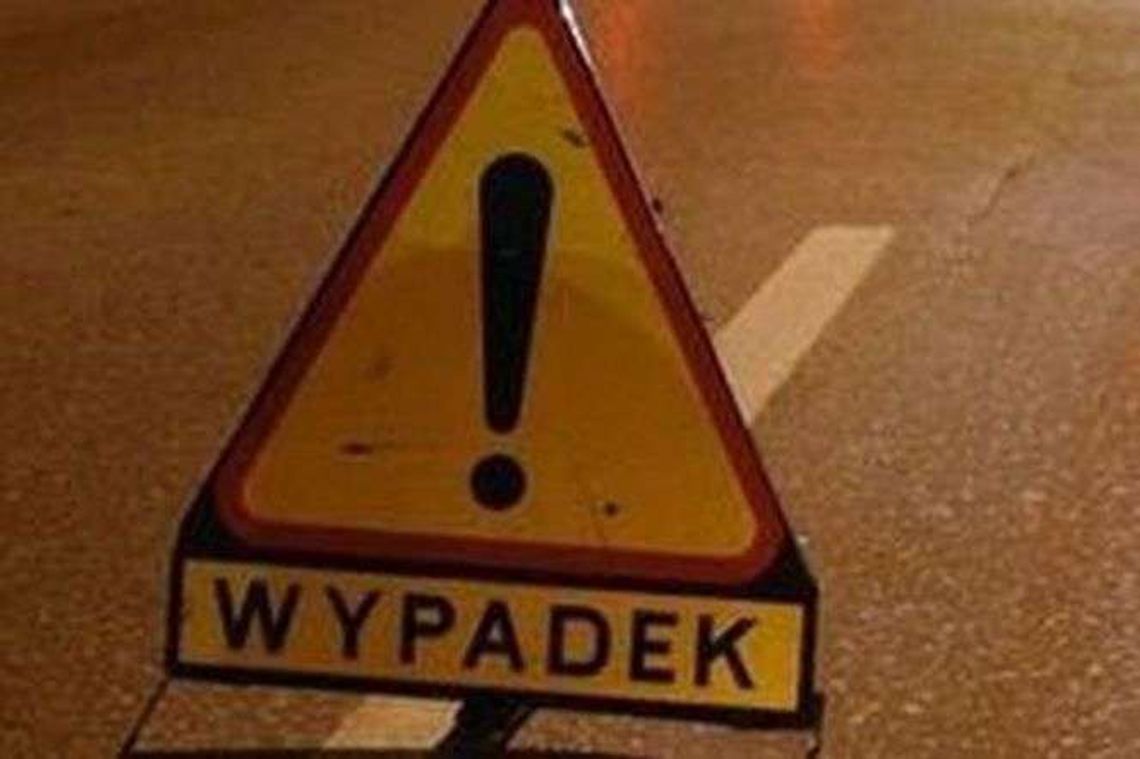 Ruch wahadłowy na "krajowej 17". Samochód zderzył się z ciągnikiem Ruch wahadłowy na "krajowej 17". Samochód zderzył się z ciągnikiem