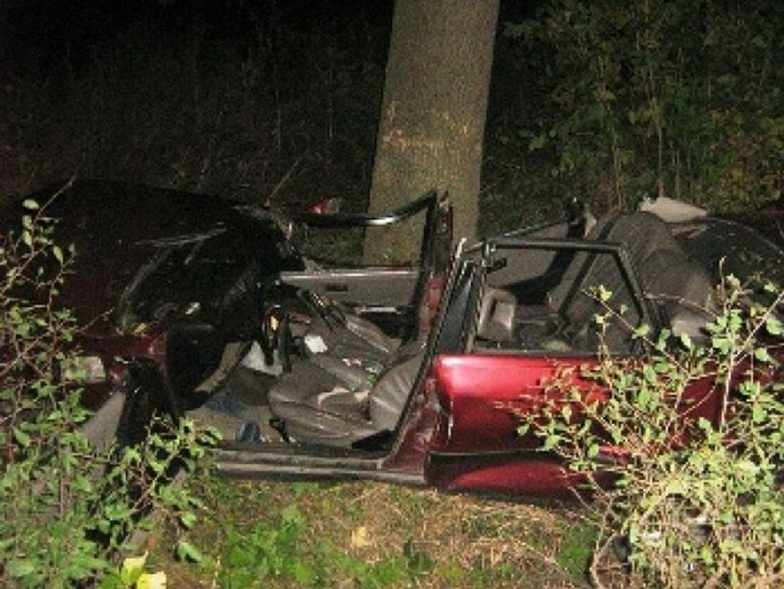 Ruda Żurawiecka: Audi rozbite na drzewie. Dwie osoby nie żyją Ruda Żurawiecka: Audi rozbite na drzewie. Dwie osoby nie żyją