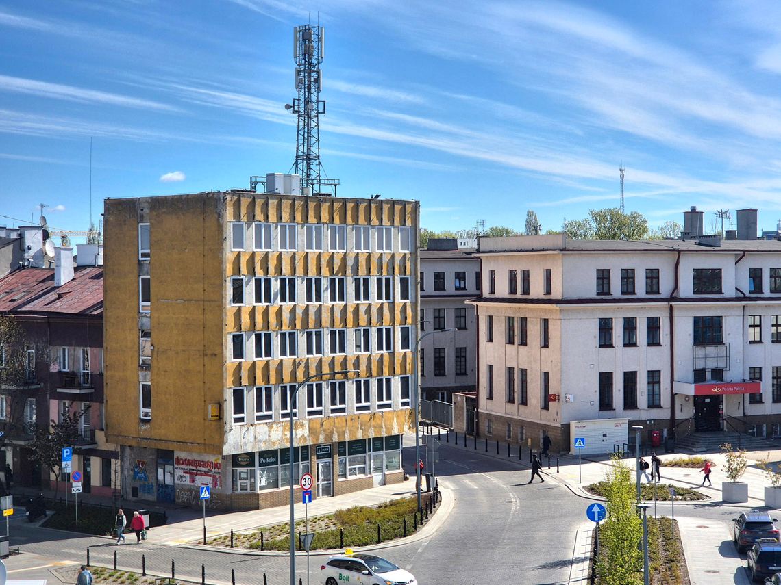 Rudera przy nowym dworcu straszy. Nie tylko wyglądem