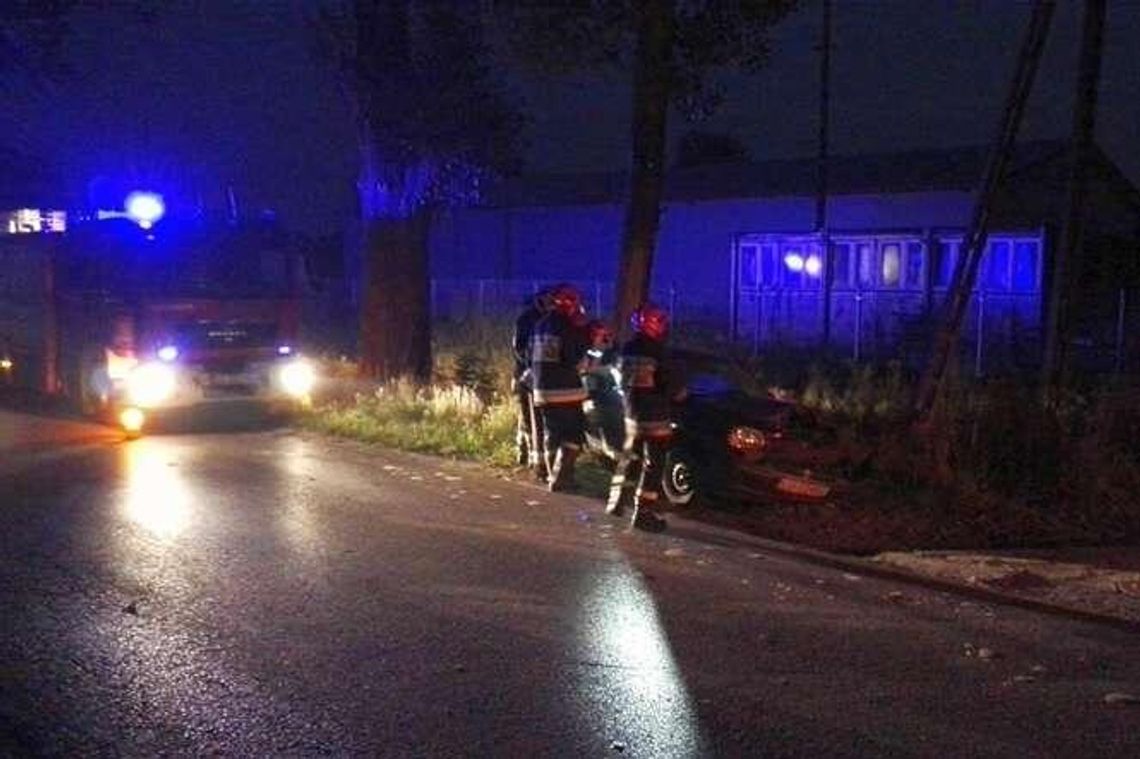 Rudnik: Samochód uderzył w drzewo, policja szuka kierowcy